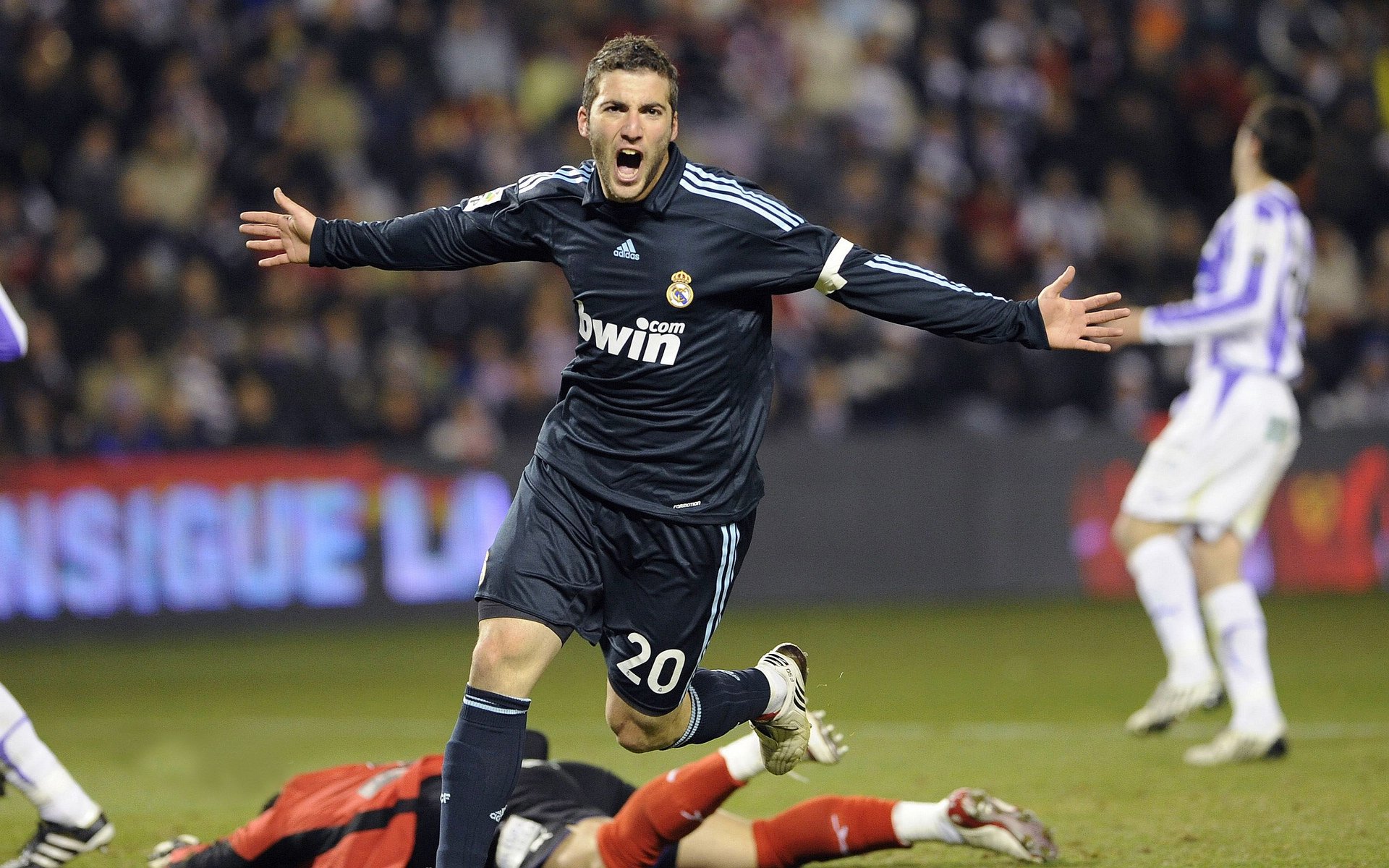 2013年总决赛第六场：热火在詹姆斯的带领下，经历加时逆转雷霆，最终以95-88获得冠军，詹姆斯荣膺FMVP。