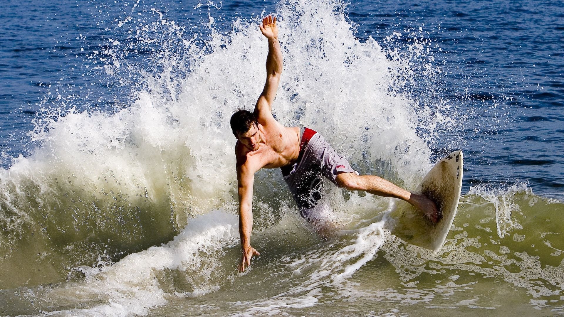 “沿海狂飙:海岸线上的速度飙升”,沿海岸线奔跑是什么歌